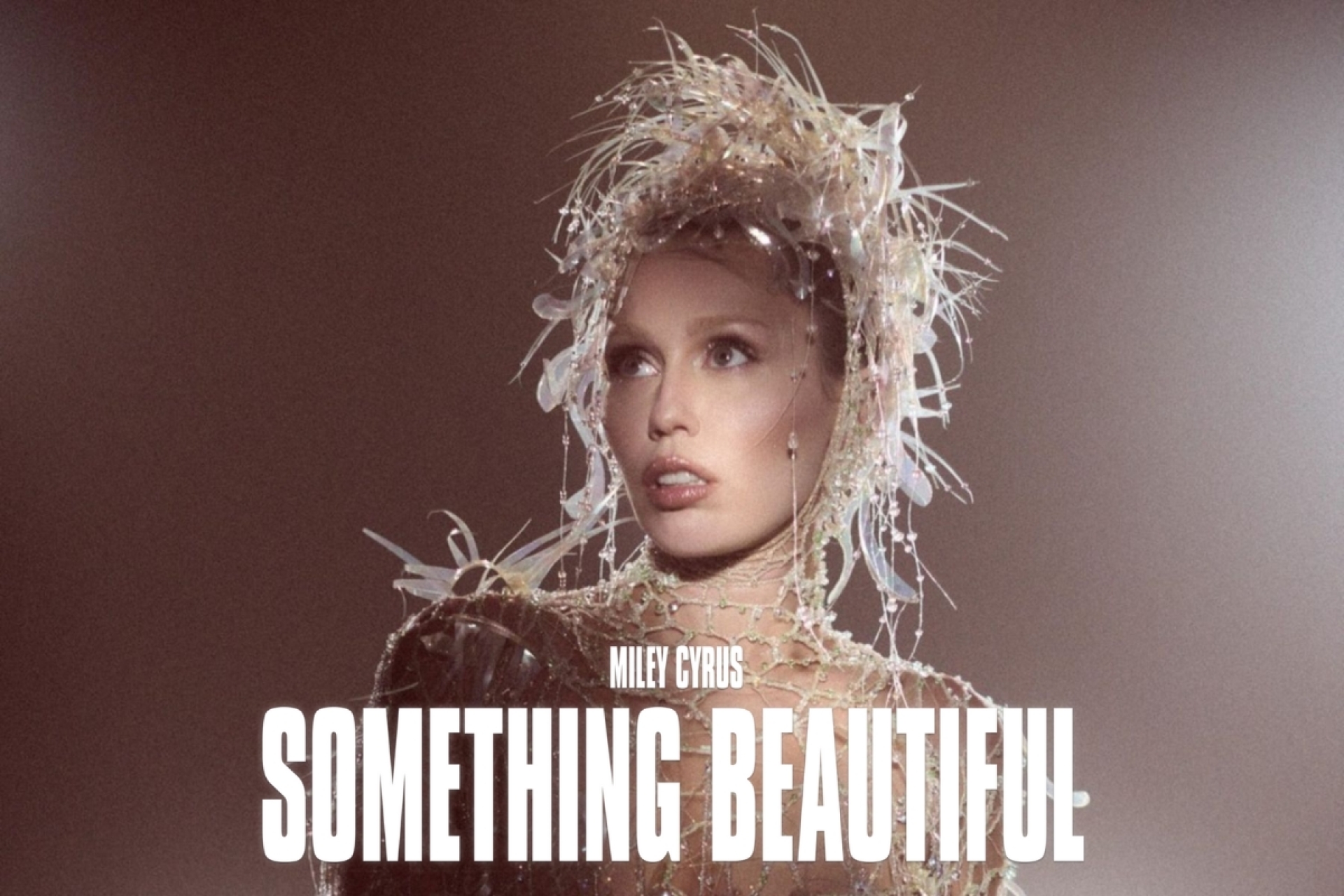 'Something Beautiful' de Miley Cyrus ya esta disponible: un álbum visual que marca una nueva etapa en su carrera artística