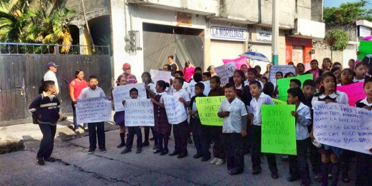 Protestan en escuela de Temixco por cese de docentes