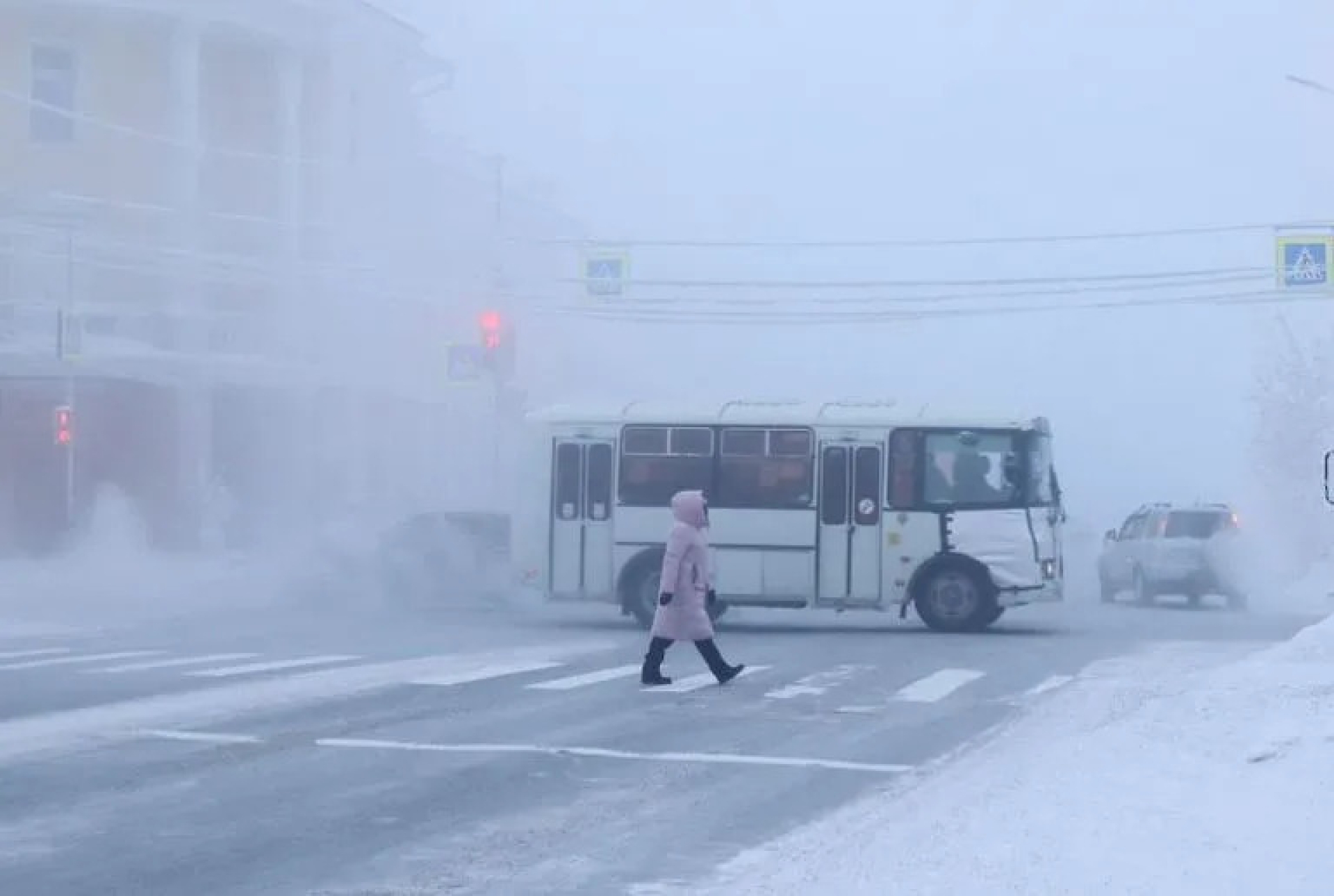 Nevadas extremas en Siberia dejan a cientos de vehículos varados por horas
