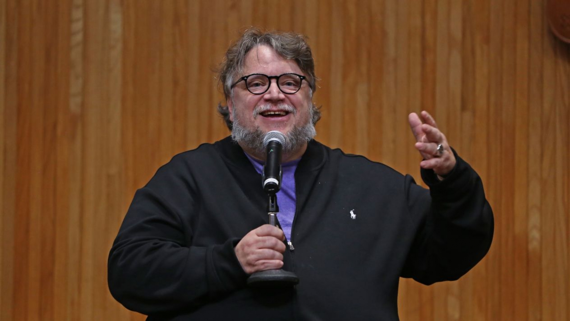 Equipo de hockey femenil pide apoyo a Guillermo del Toro, él responde y esto fue lo que pasó...