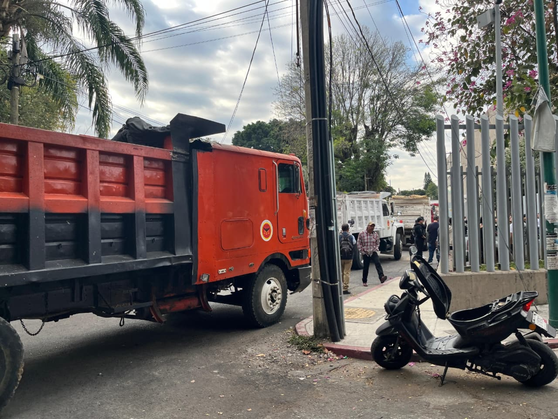 Protestan transportistas en Cuernavaca por altos cobros en grúas y arrastres vehiculares