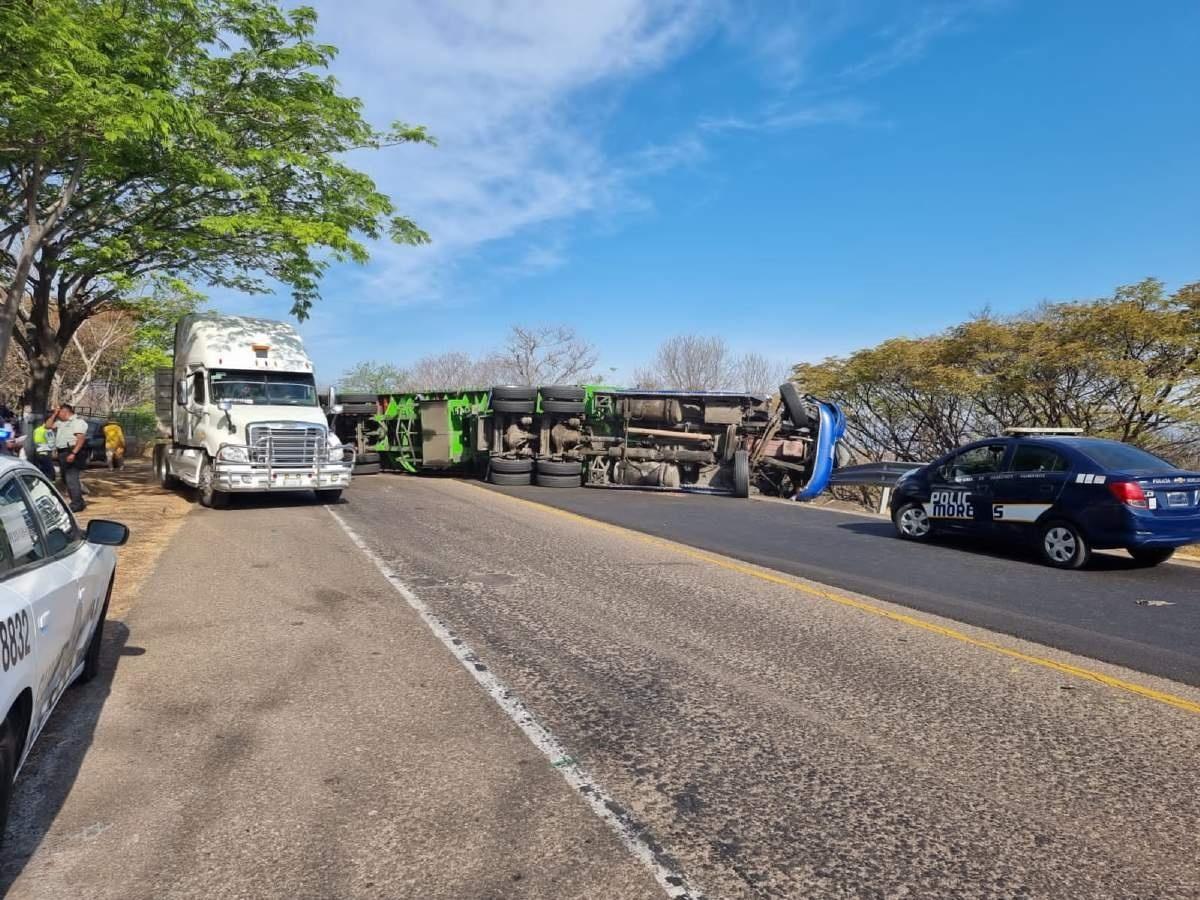 Vuelca un tráiler en la autopista Puente de Ixtla-Iguala