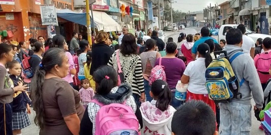 Protestan padres de familia en Jiutepec; exigen construcción de escuela