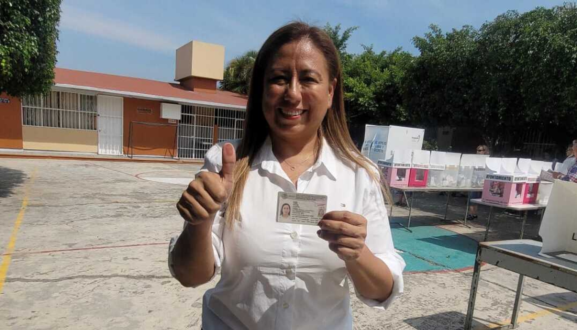 Emite su voto Alejandra Flores en la escuela primaria '17 de Septiembre', en Lomas de Cortés