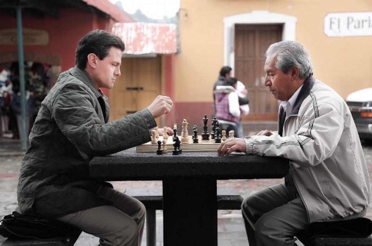 Cautiva a Instagram foto de Peña Nieto en plena partida de ajedrez