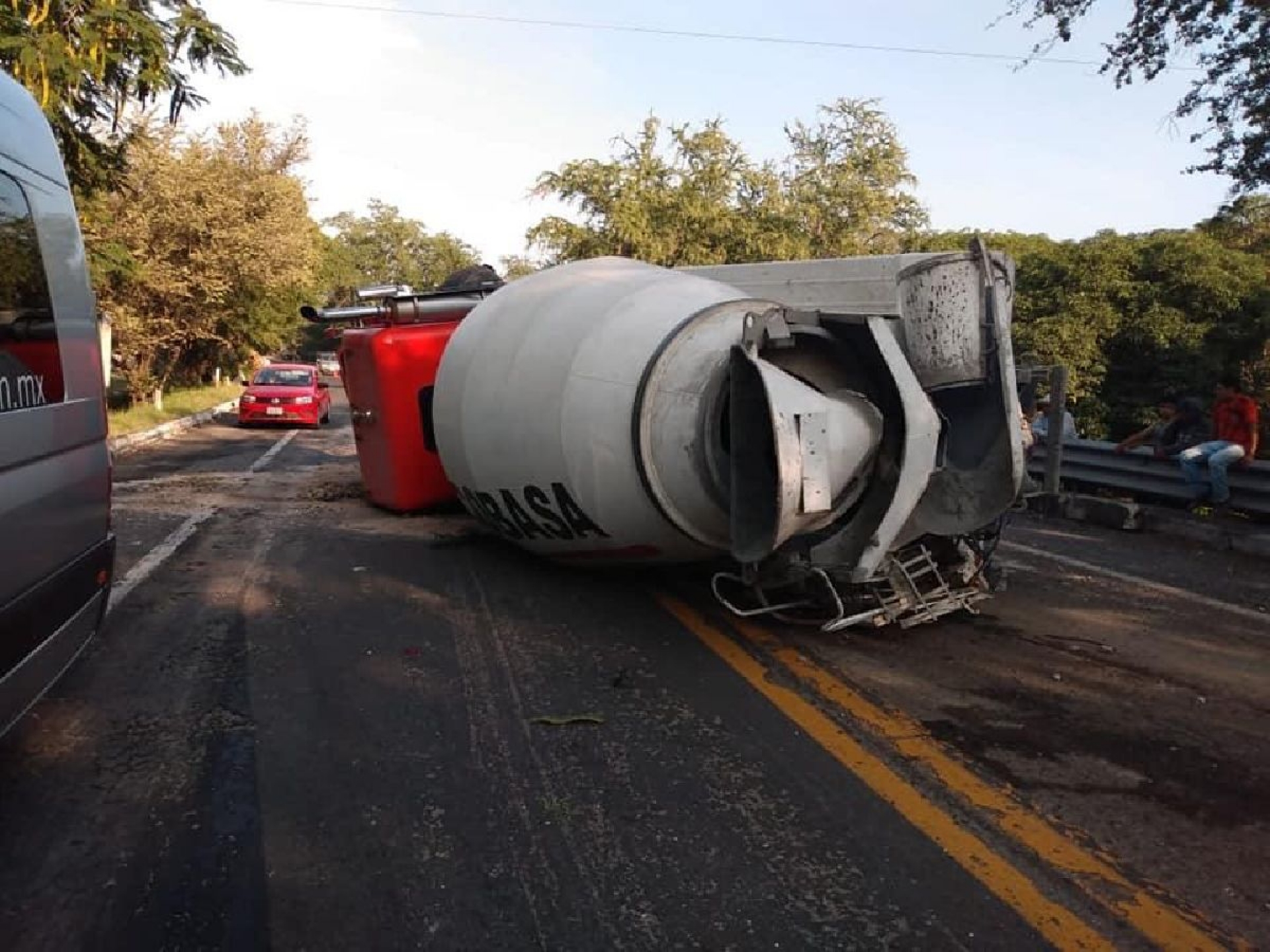 Vuelca un camión en San Gabriel Las Palmas