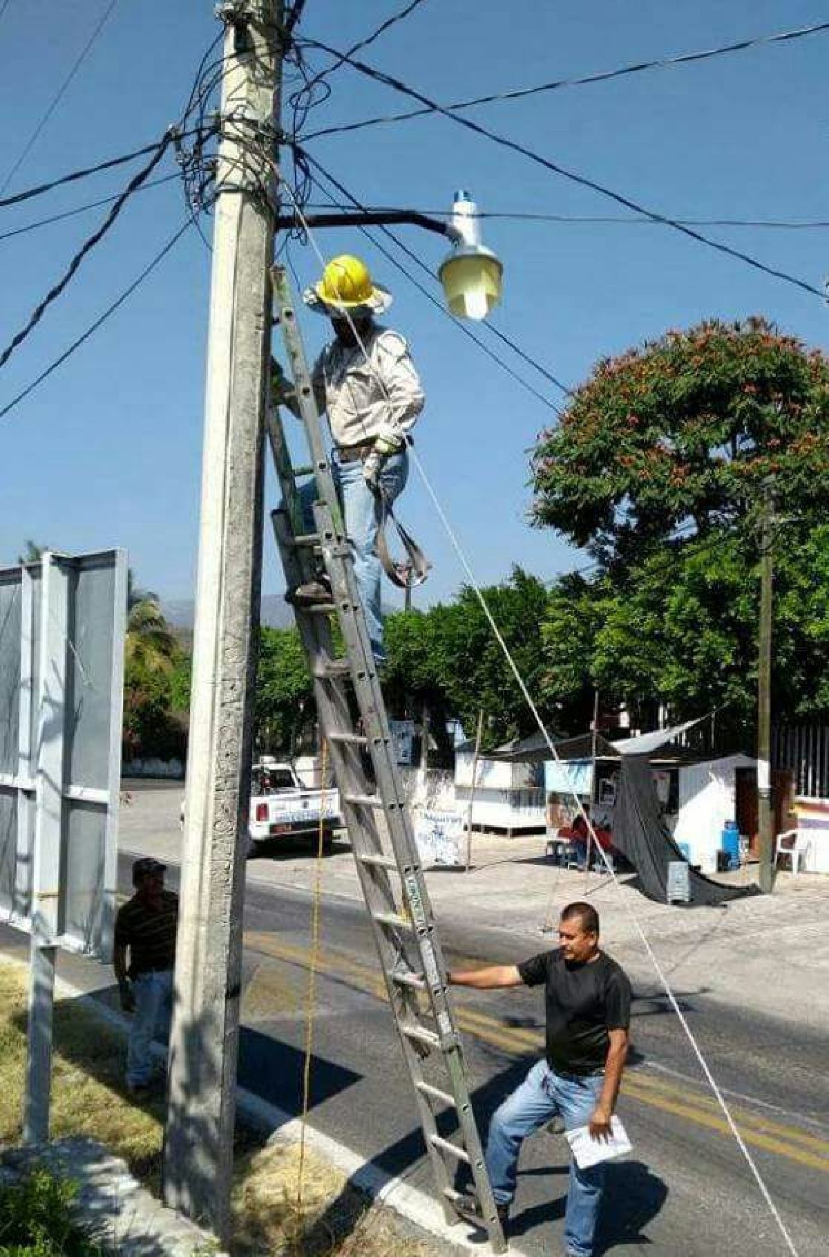 Deficiente, el alumbrado público en comunidad de Coatlán del Río: vecinos
