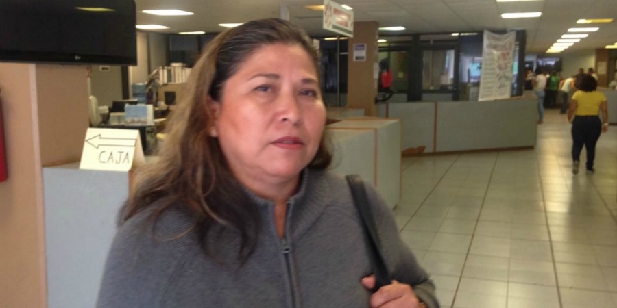 Exigen padres de familia renuncia de subdirectora ante el IEBEM