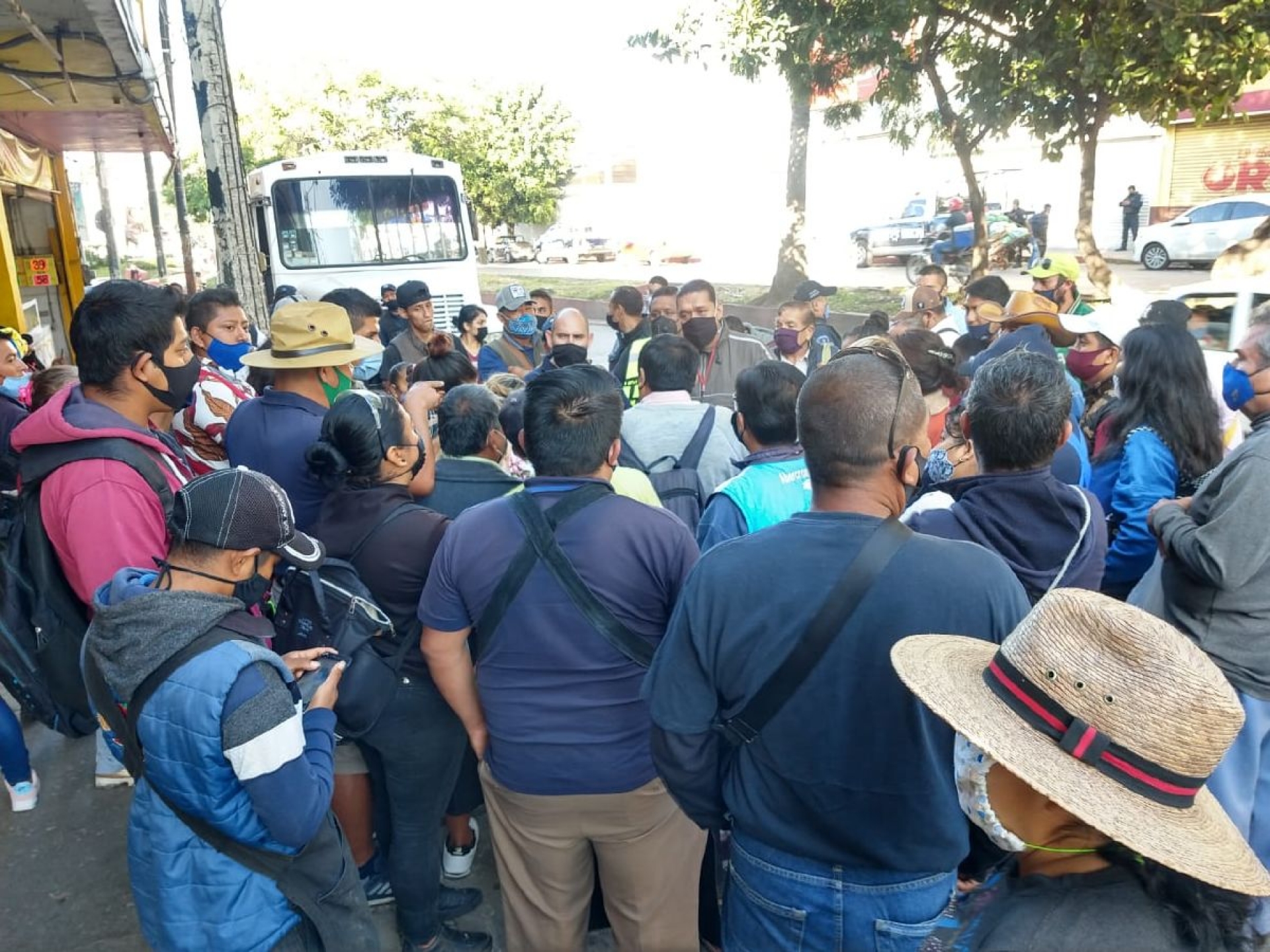 Impiden colocación de vendedores ambulantes en El Vergel
