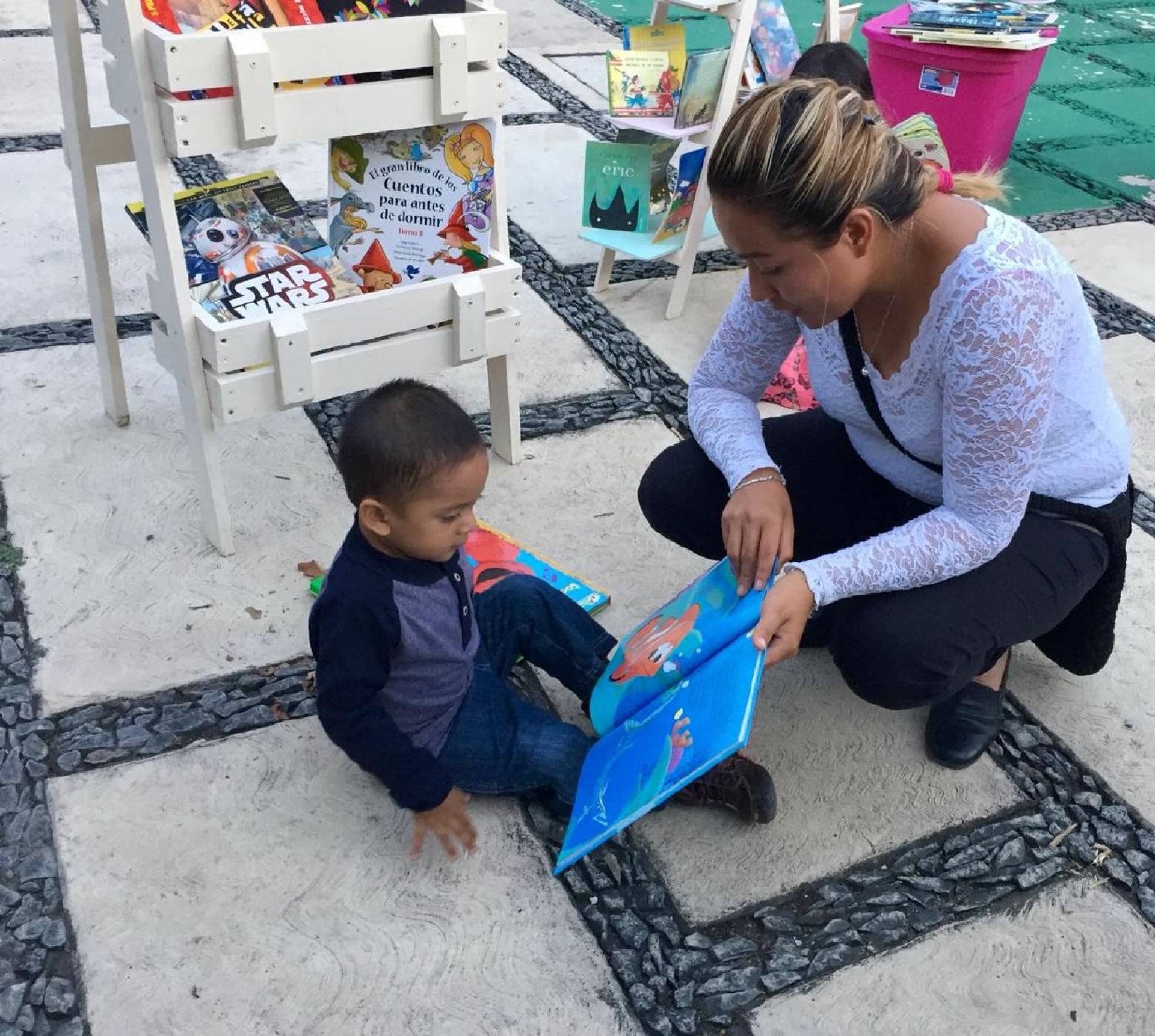Llevan por el camino de la lectura a niños y jóvenes de Puente de Ixtla