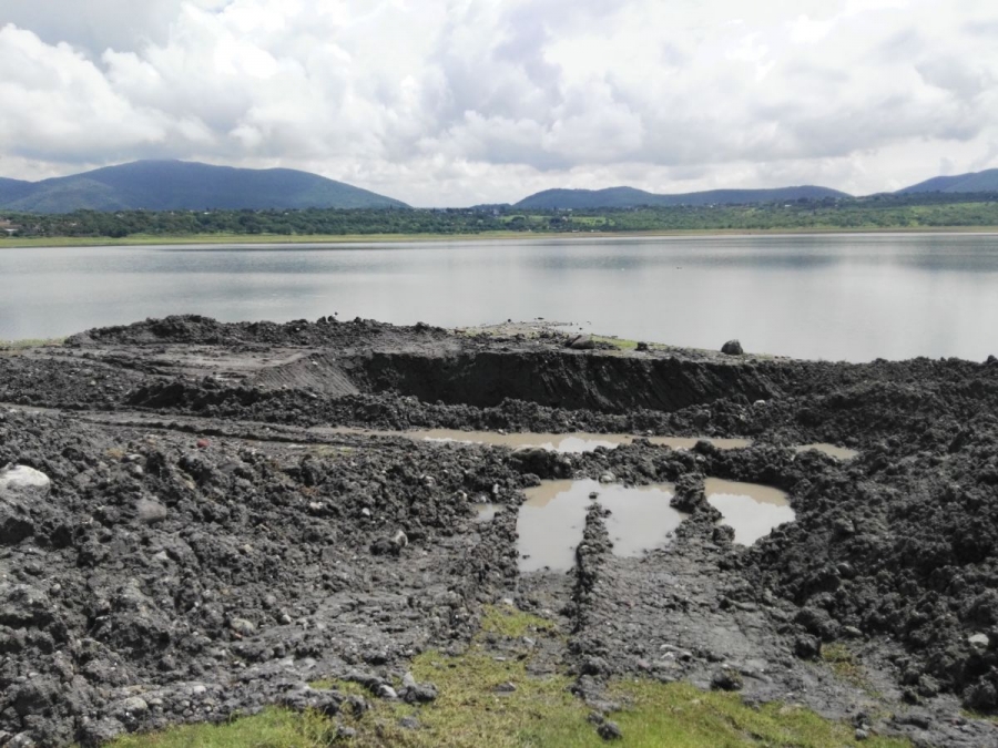 Investigan el origen de una grietas en la laguna de El Rodeo