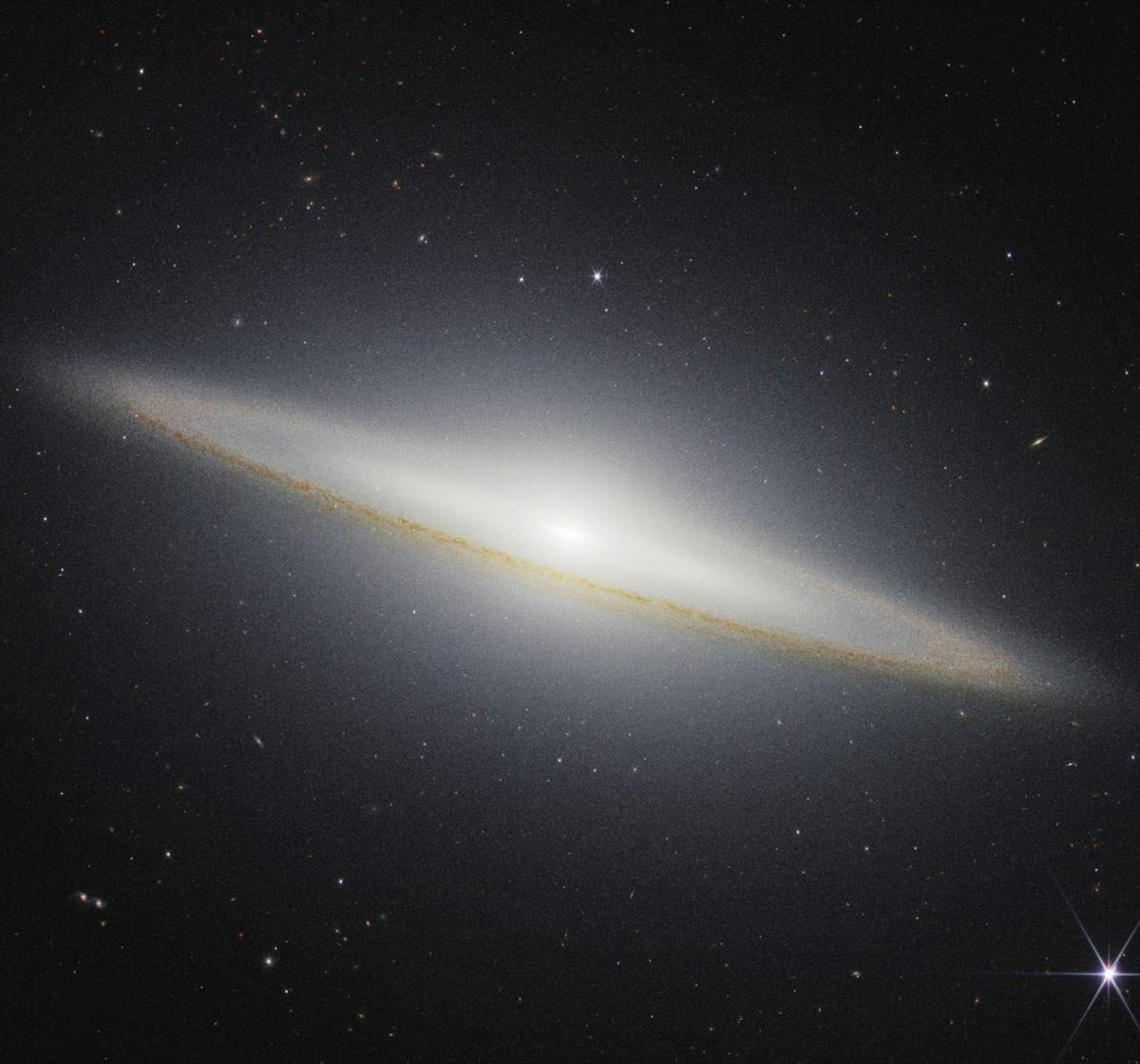 James Webb obtiene nueva imagen de la galaxia del Sombrero
