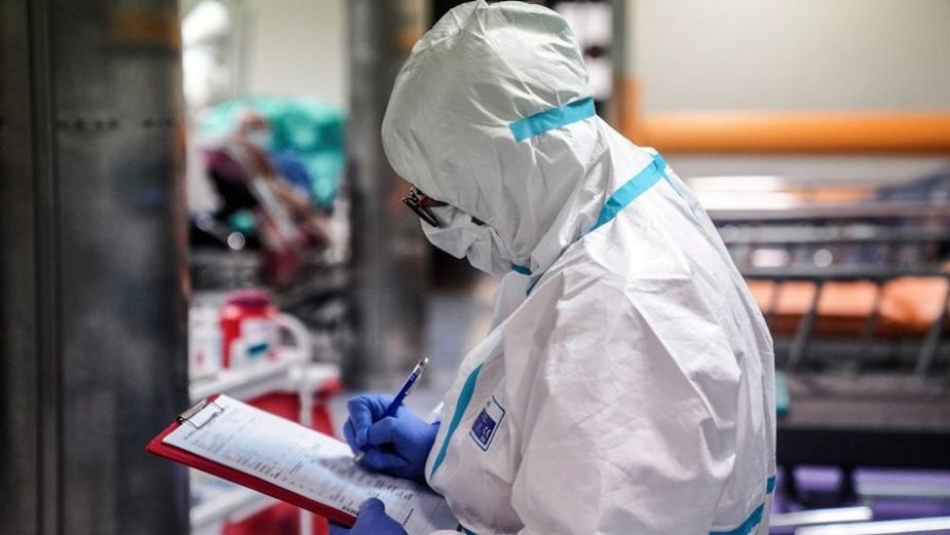China hace obligatorias pruebas rectales de COVID para extranjeros