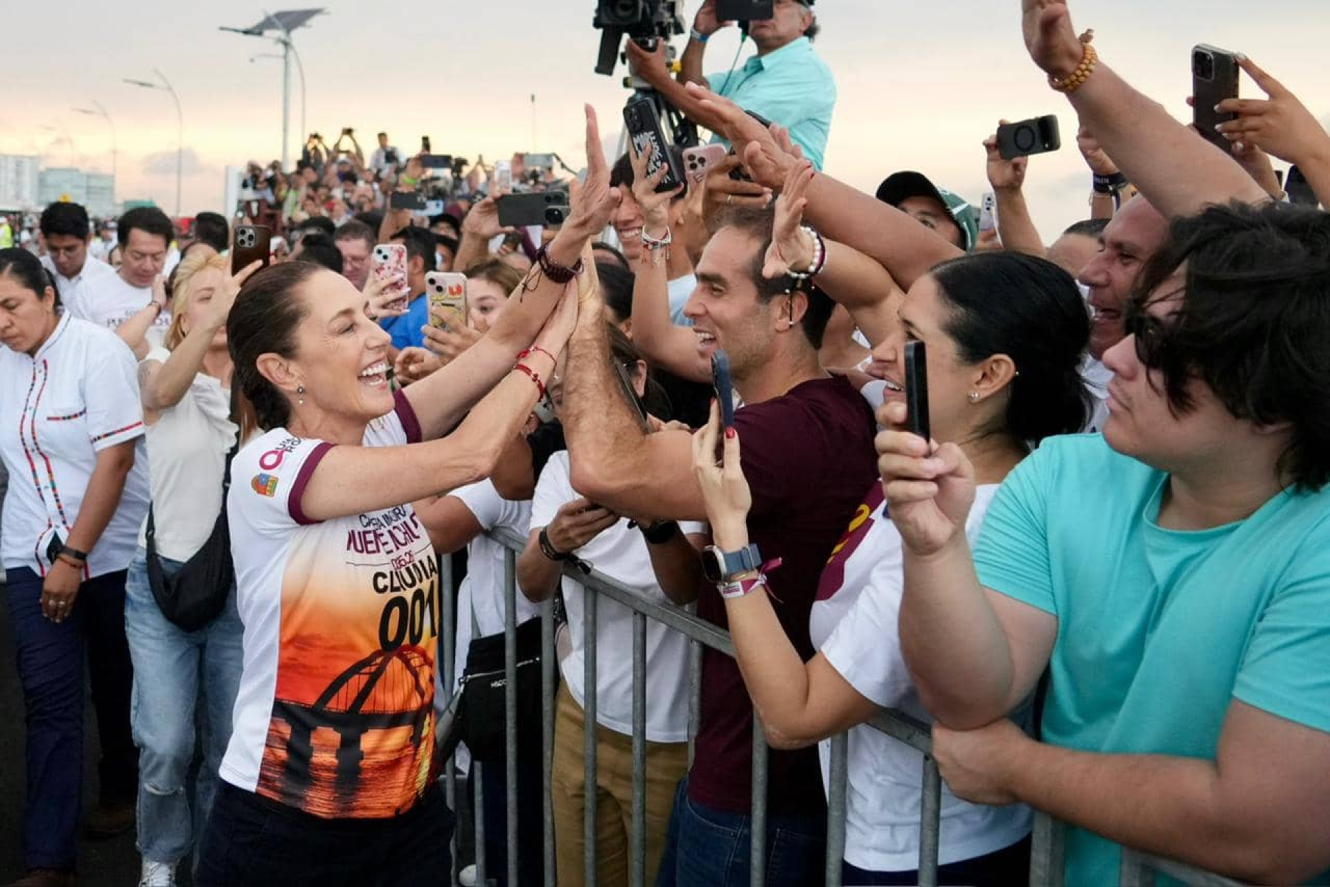 Sheinbaum inaugura puente Nichupté, entrega becas y restituye tierras en gira por tres estados