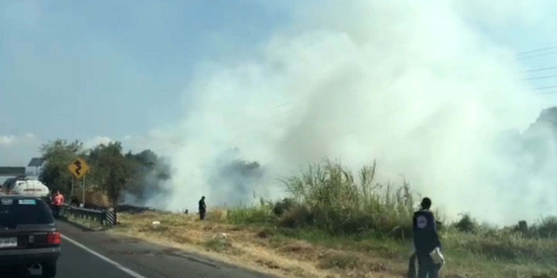 Se registra incendio en un terreno, a un costado de la autopista México-Acapulco