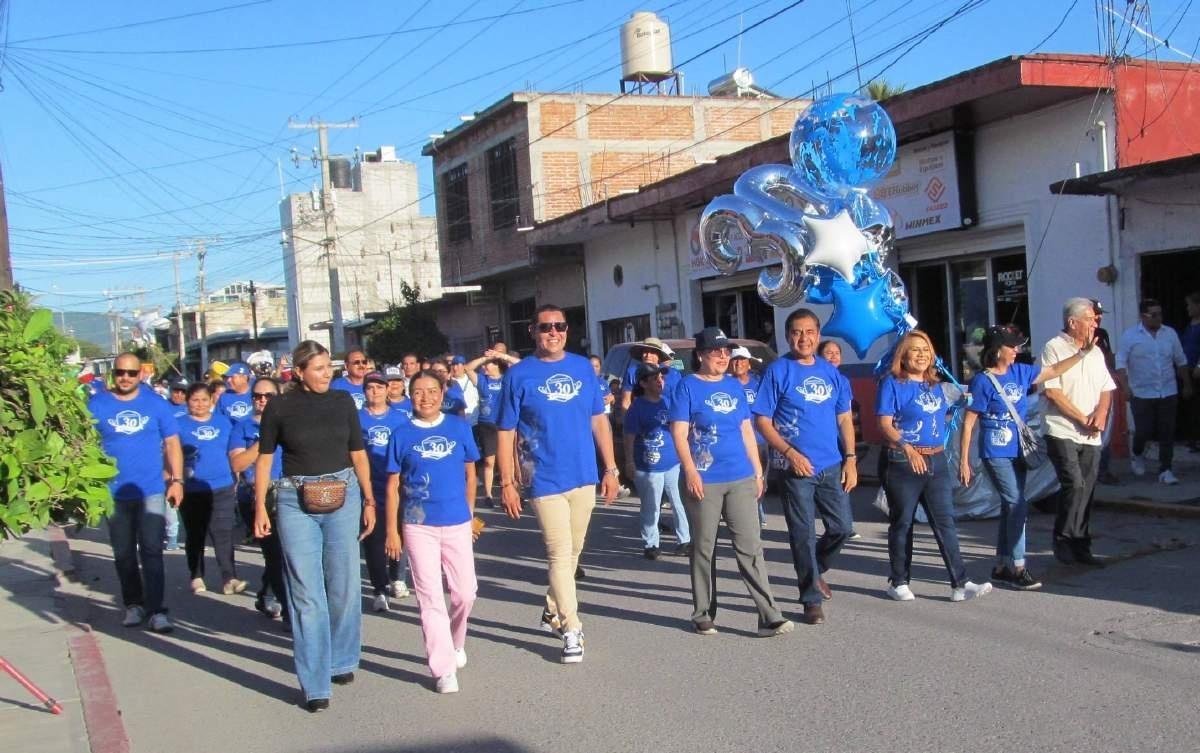 Realiza la EESJ desfile de generaciones por su 30º aniversario