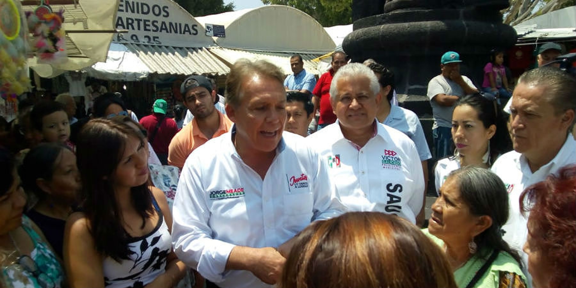 Efectúa candidato del PRI a la gubernatura recorrido en la plaza de las artesanías