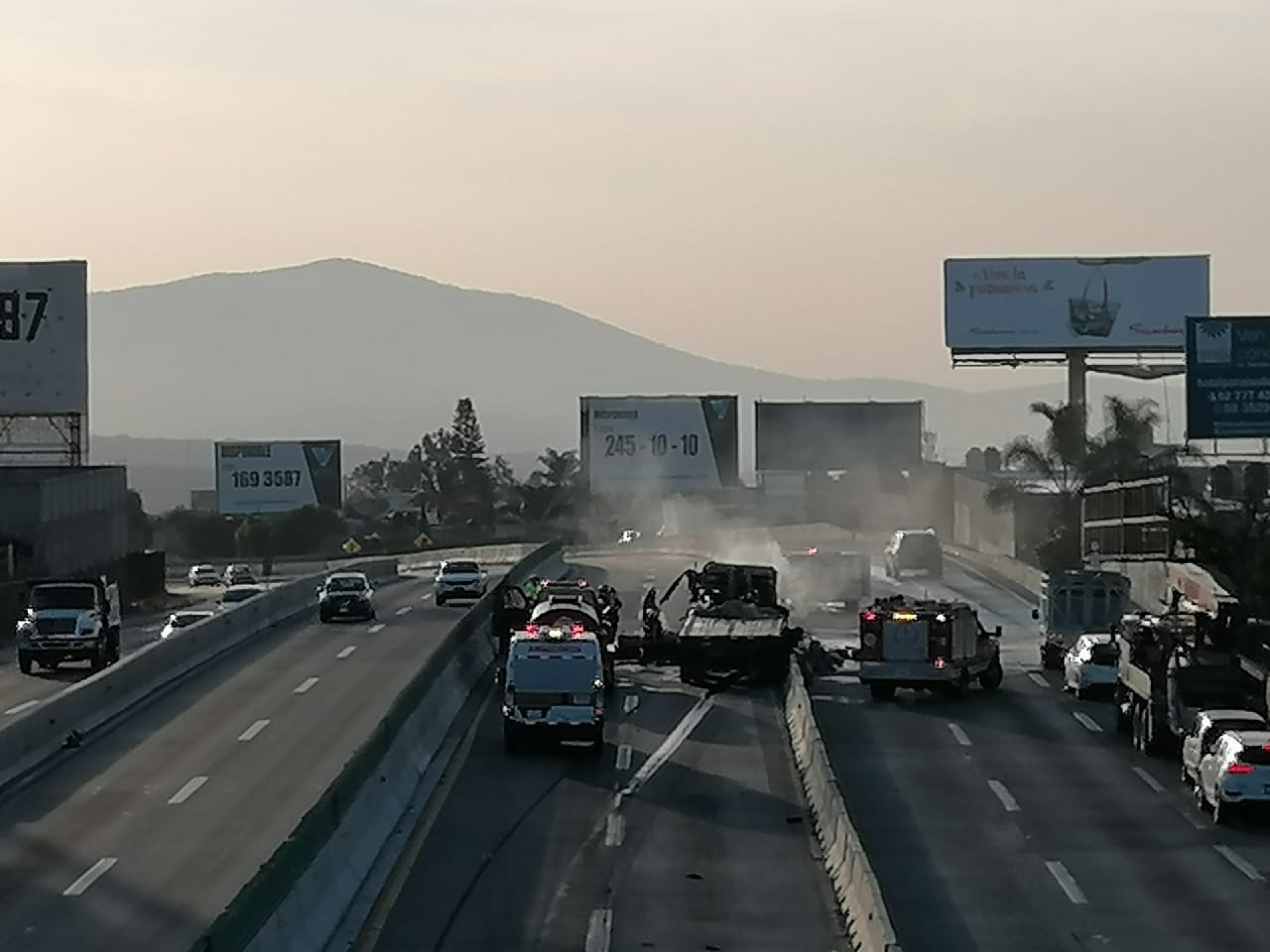 Tráiler se incendió en el paso exprés
