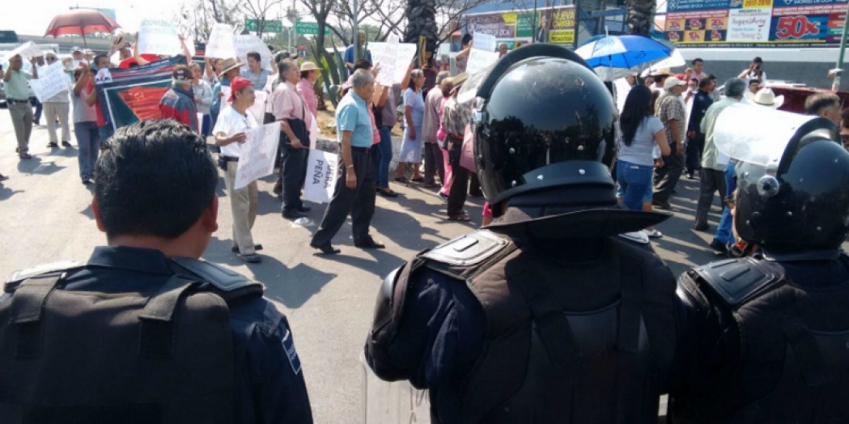 Protesta la Asociación Cívica Morelense en el bulevar Cuauhnáhuac