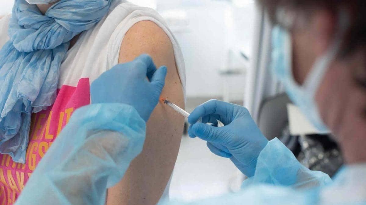 "Refuerzos de vacunas COVID no son necesarios a nivel general": FDA y OMS