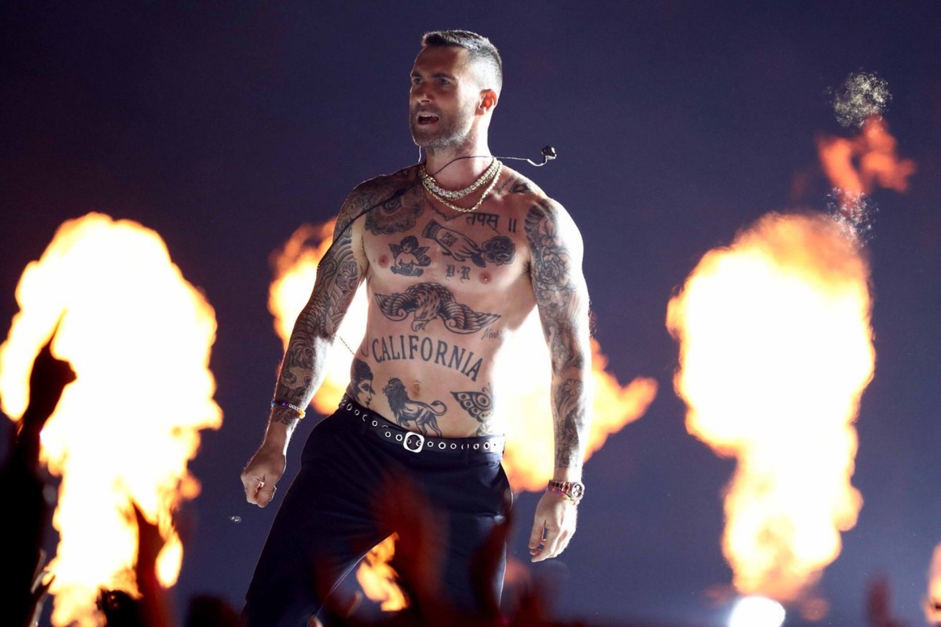 VIDEO: Critican y a la vez aplauden a Adam Levine por show en Super Bowl