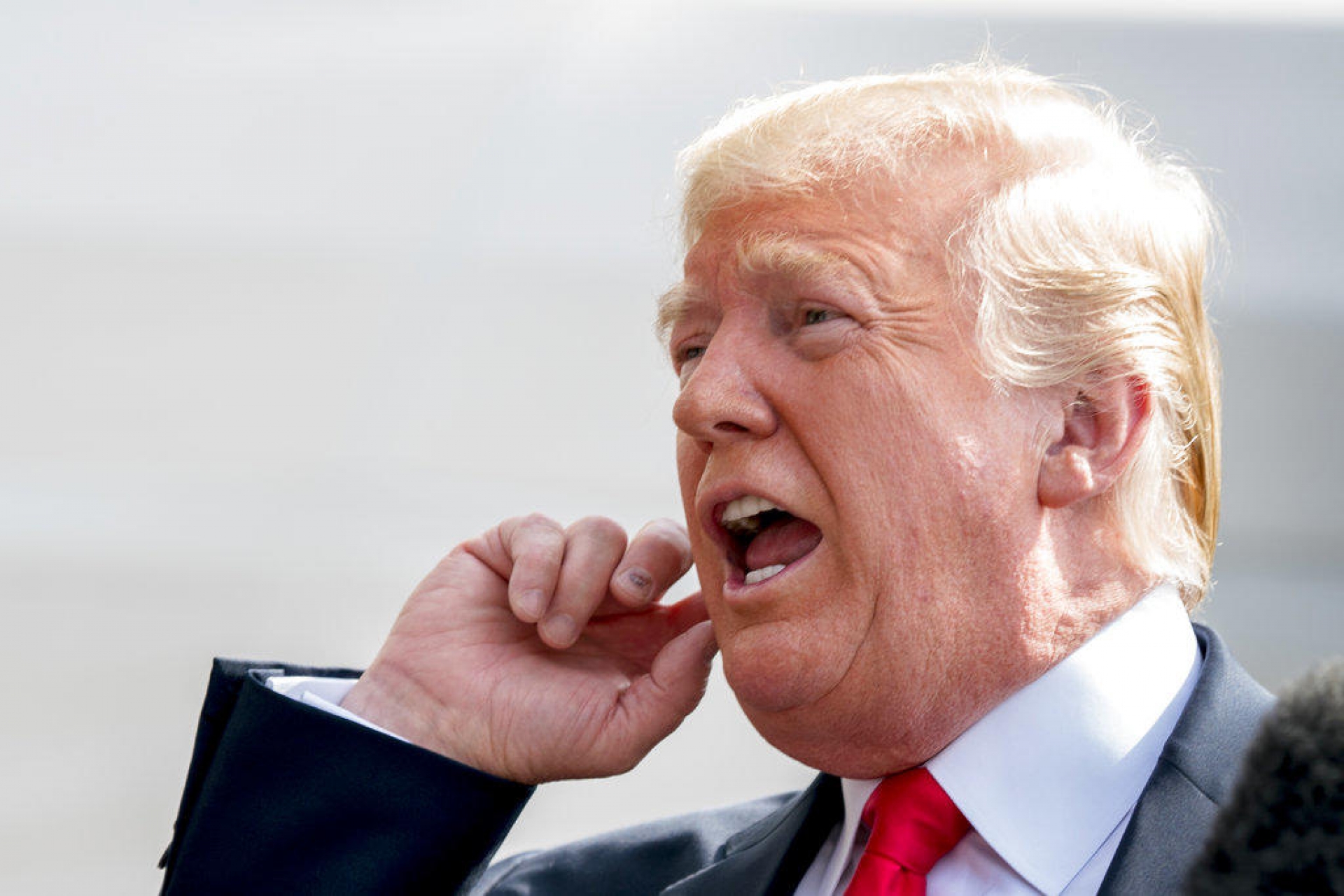 Es "peligroso" que Twitter y Facebook suspendan cuentas: Trump