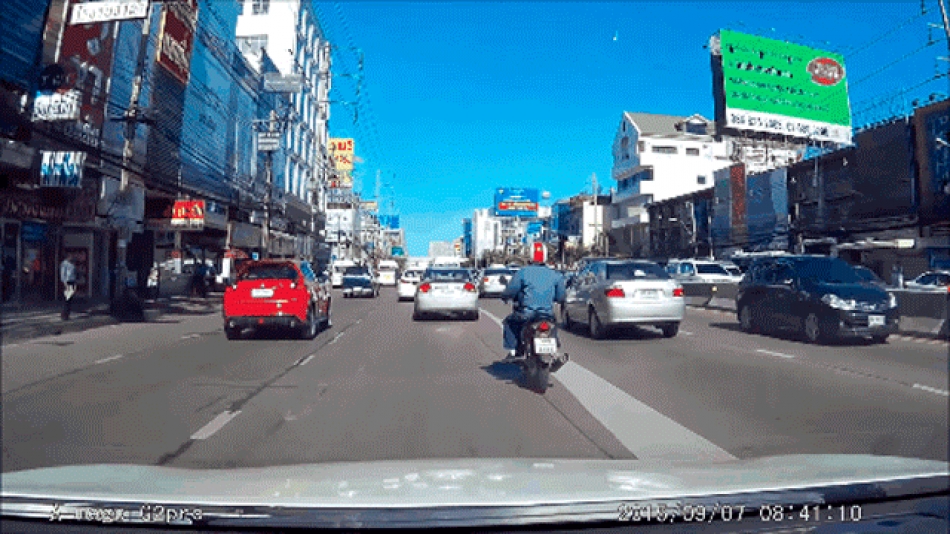 Una gran bola de fuego iluminó hoy el cielo de Bangkok