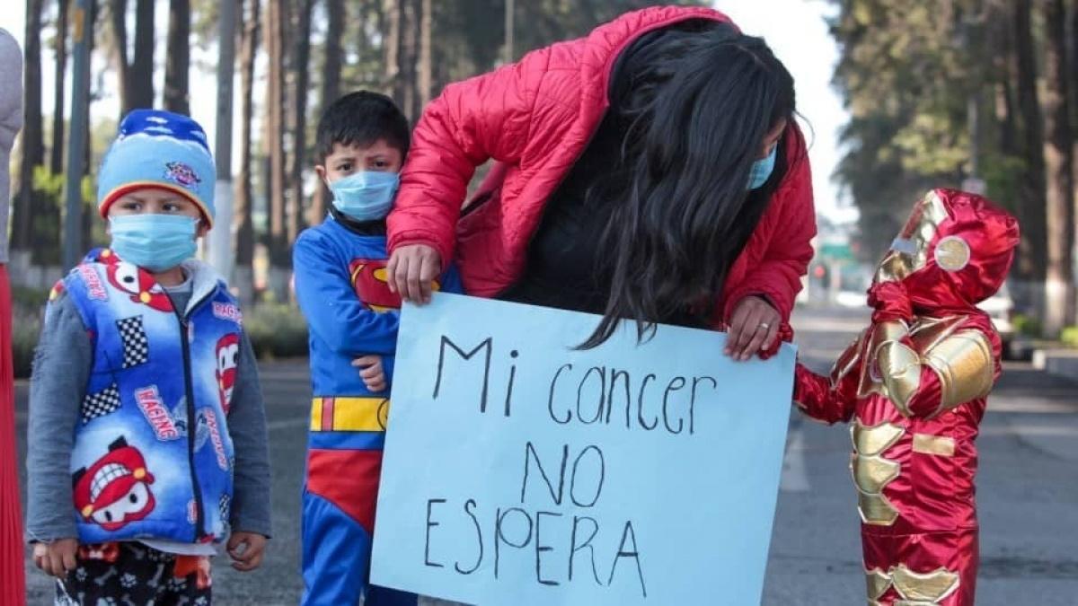 Padres de niños con cáncer bloquean Terminal 1 del  Aeropuerto de la CDMX