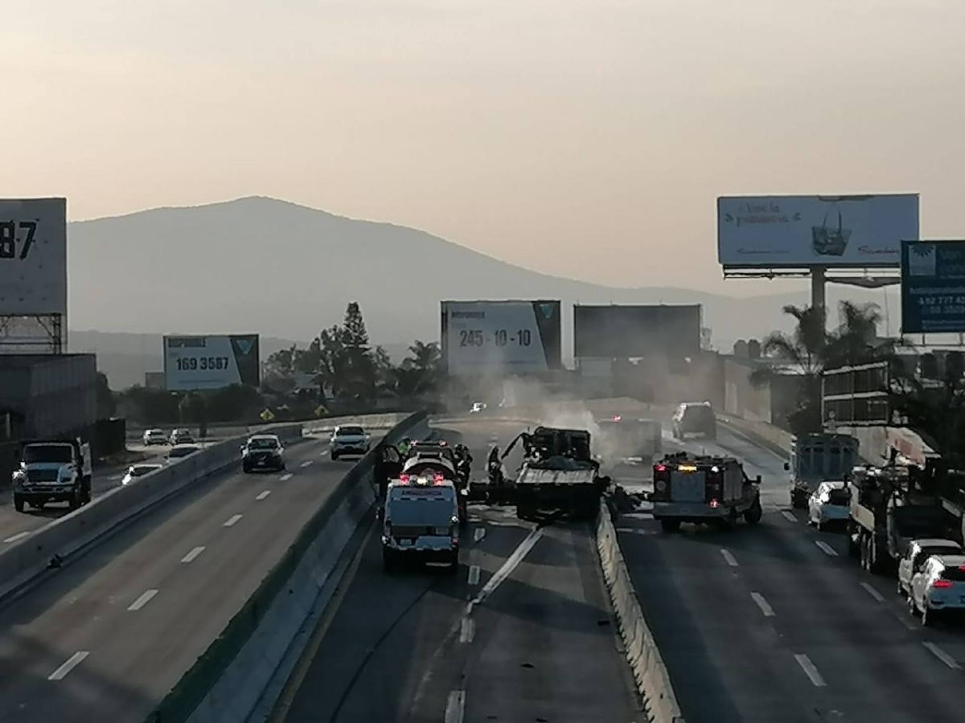 Incendio de tráiler en el Paso Exprés deja daños materiales