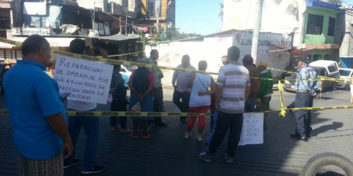 Se manifiestan vecinos de Atlacomulco; piden reparación de drenaje