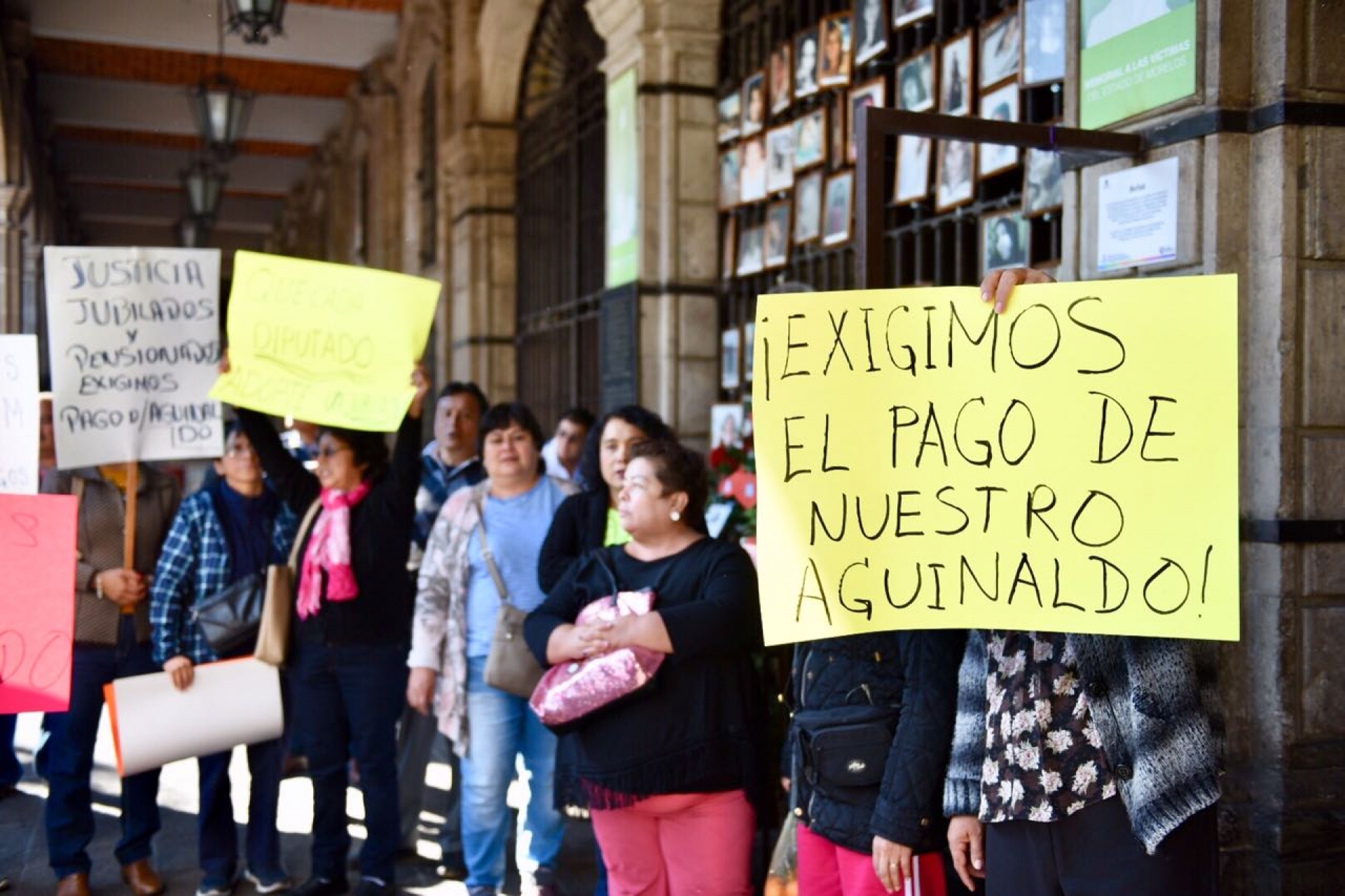 Exigen jubilados del Cobaem pago de aguinaldo