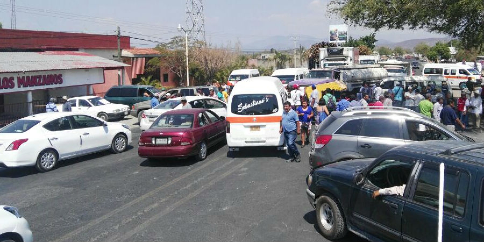 Bloquean habitantes de Xoxocotla carretera local a Jojutla
