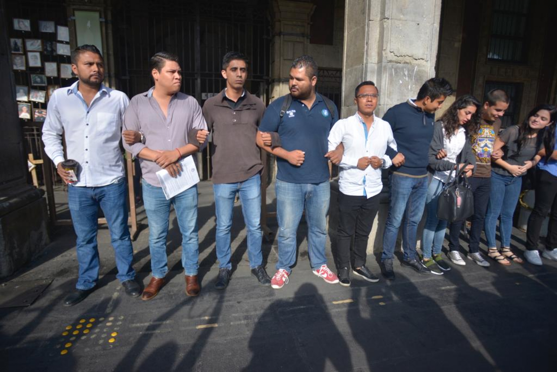 Universitarios toman de manera simbólica el Palacio de Gobierno