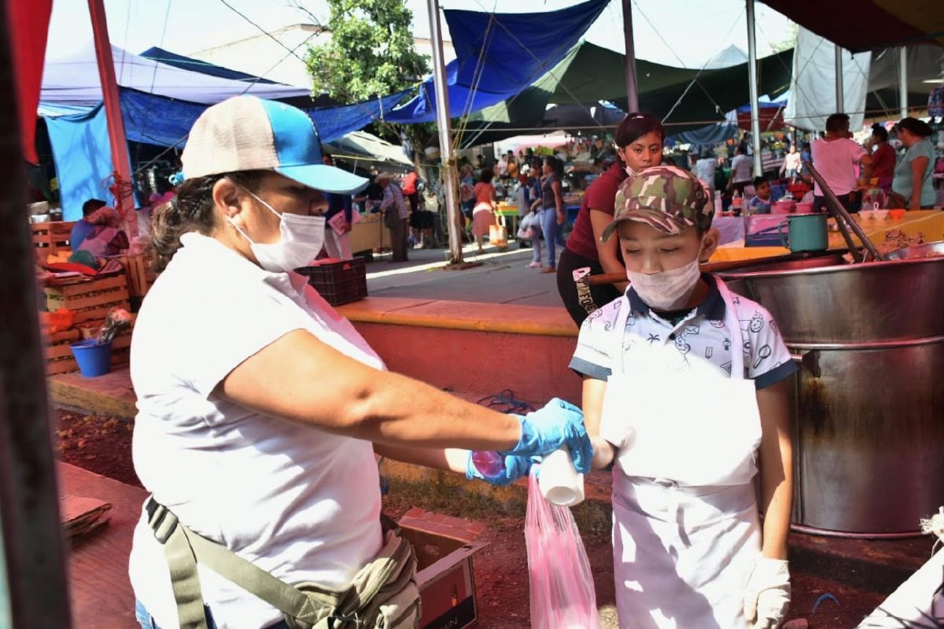 romueven medidas sanitarias en tianguis en Yautepec