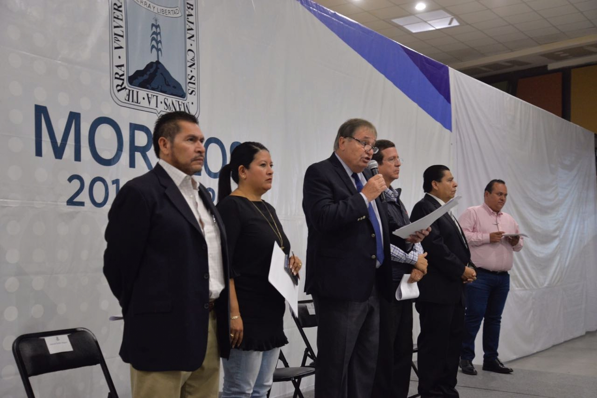 Ofrece comisión de transición conferencia de prensa