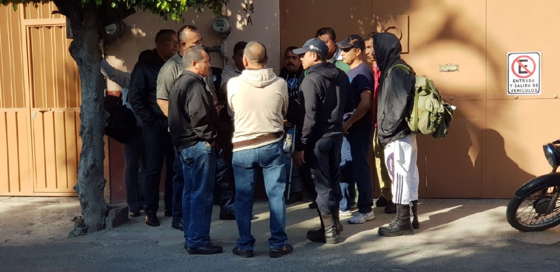 Policías de Ayala se manifiestan afuera de la casa del alcalde