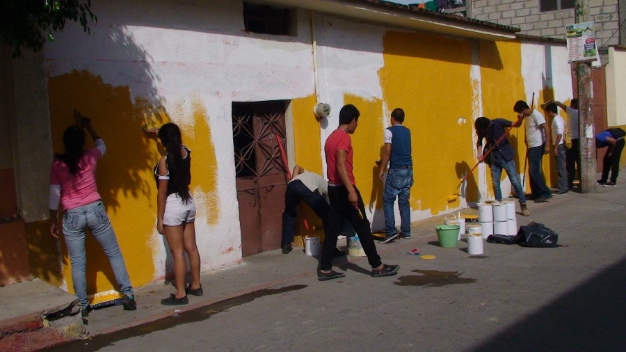 Estudiantes pintan fachadas en Tlaltizapán