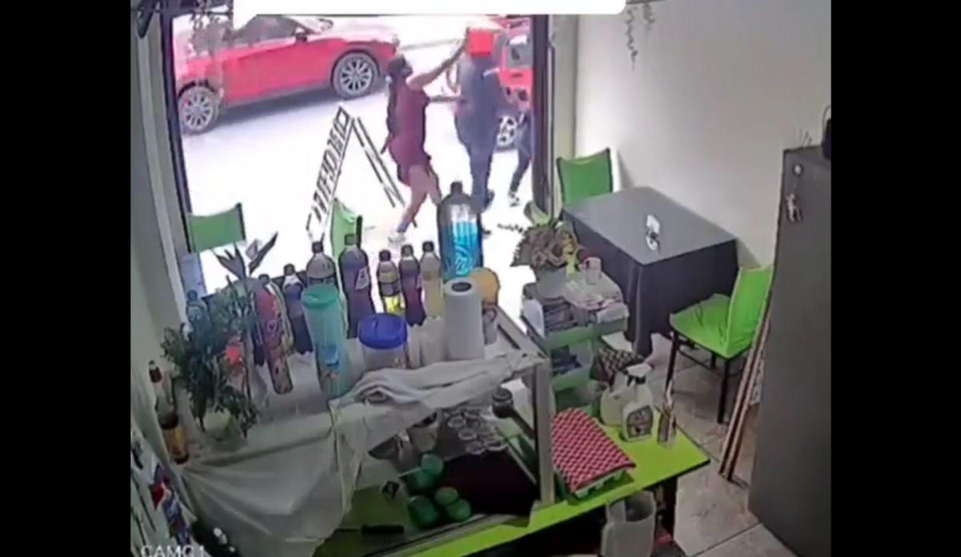 Mujer defiende a perrita y le da cubetazo a hombre que la pateó | VIDEO