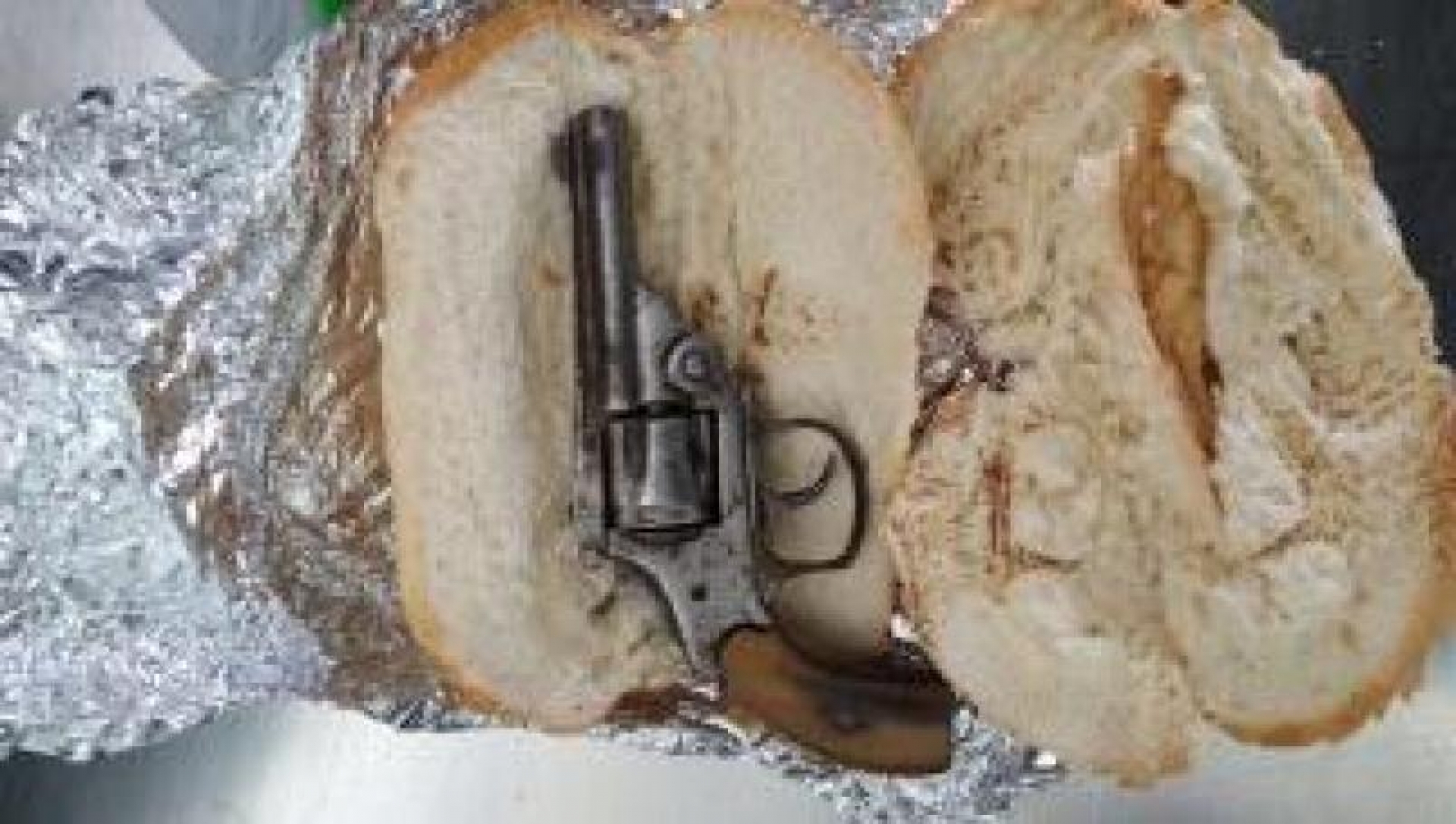 Detienen a sujeto por esconder pistola en su torta