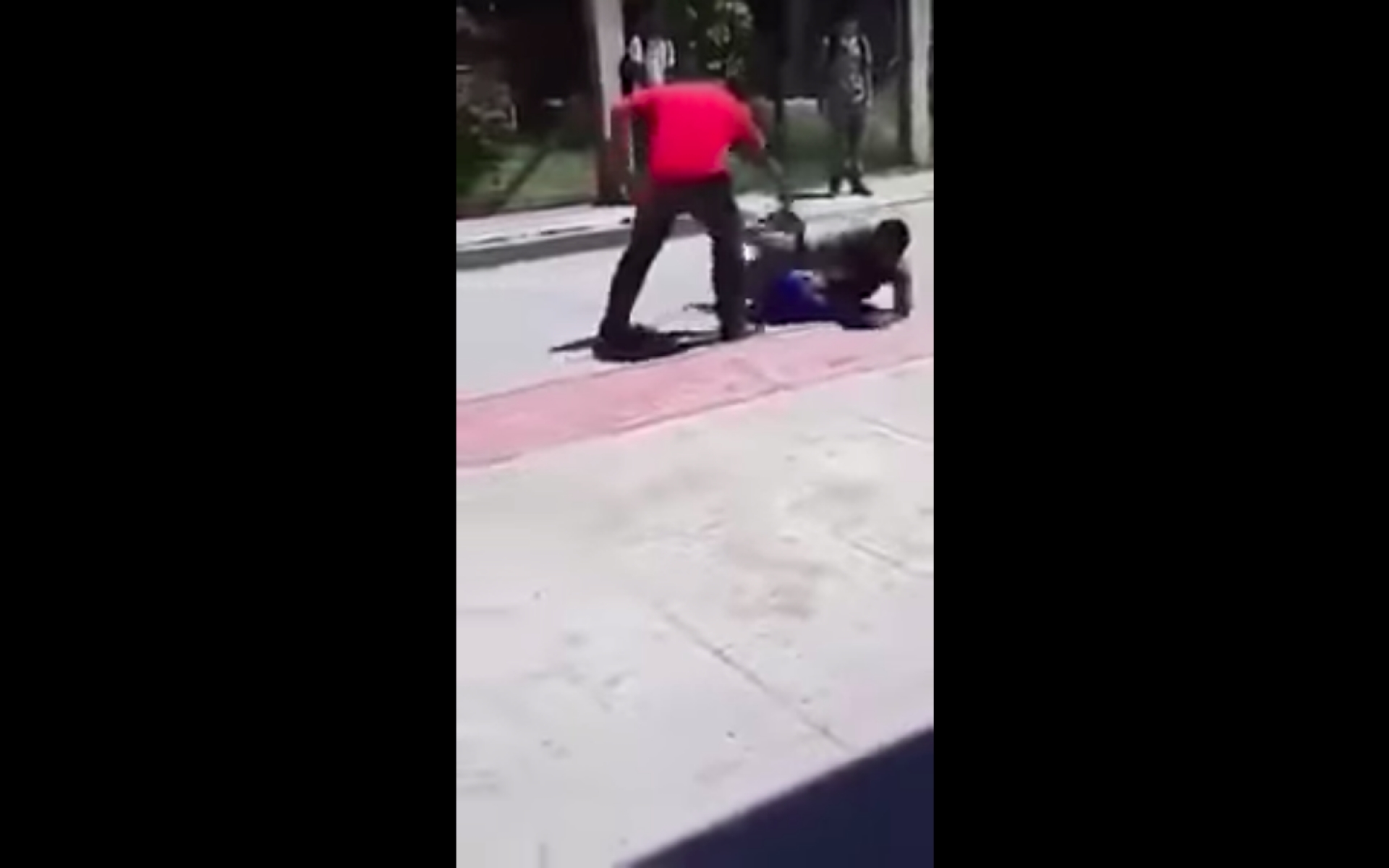 VIDEO: A cinturonazos, profesor detiene pelea de estudiantes