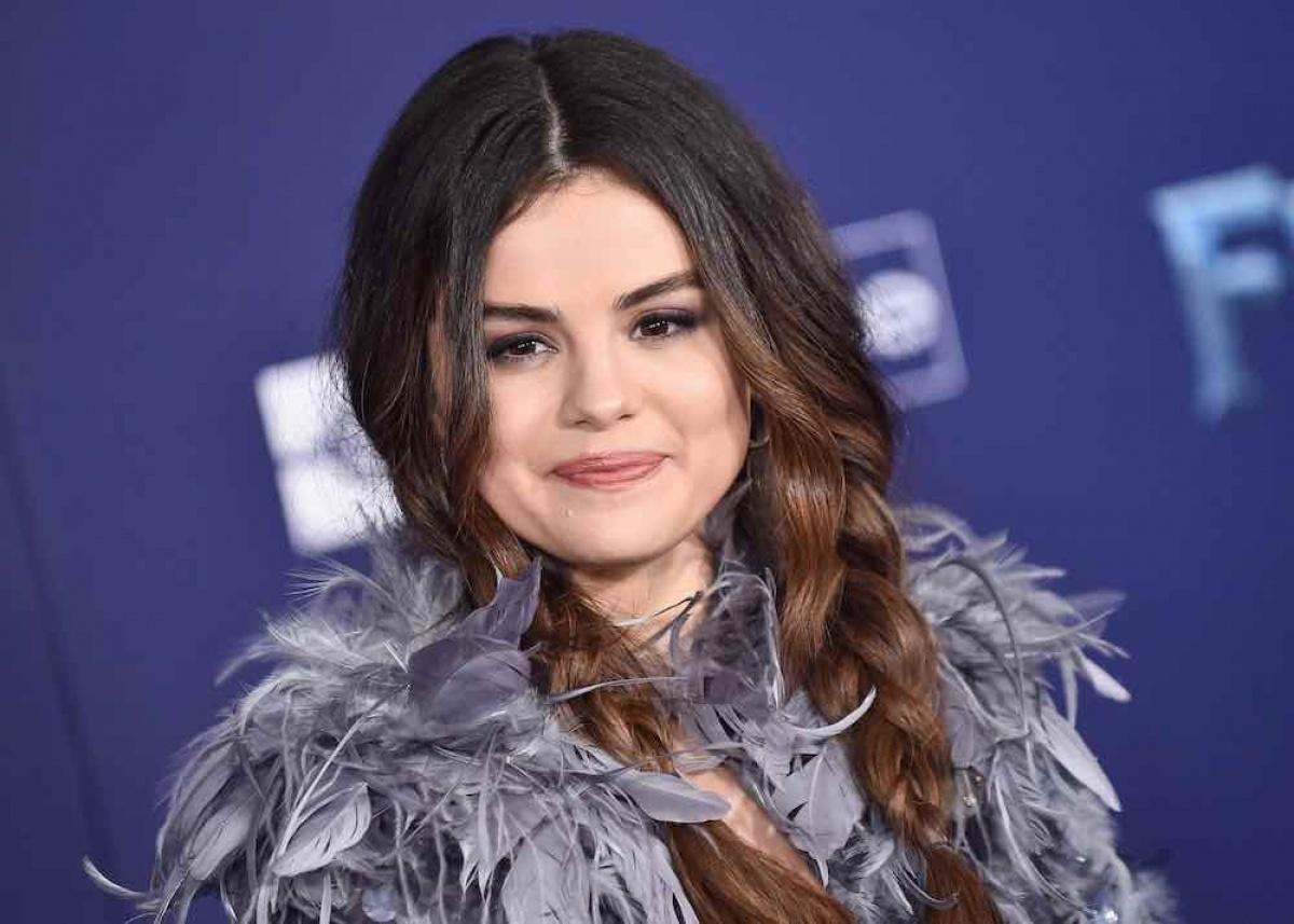 Selena Gomez asegura que sus relaciones amorosas están 'malditas'