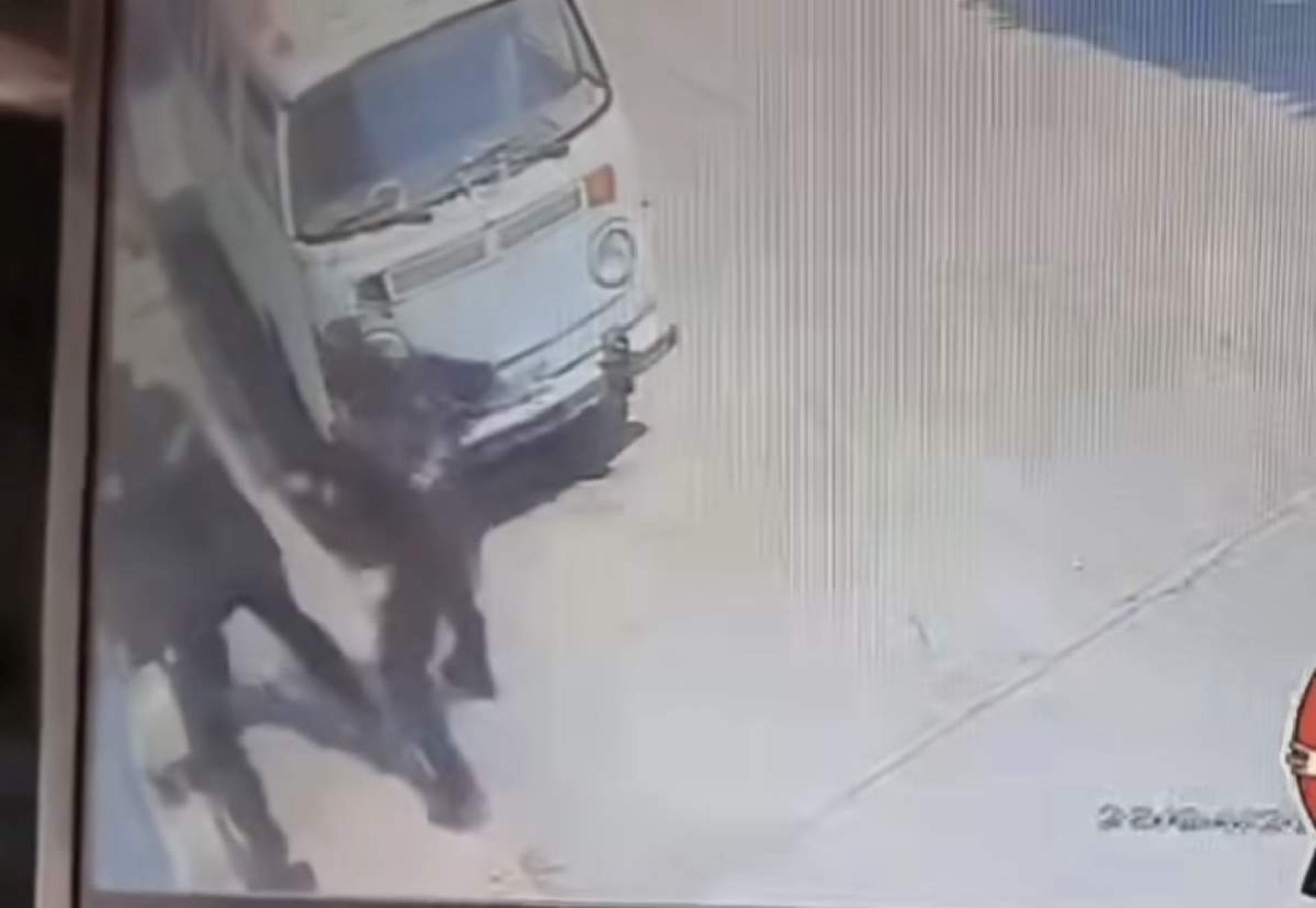 Investigan a tres policías por golpear a un detenido