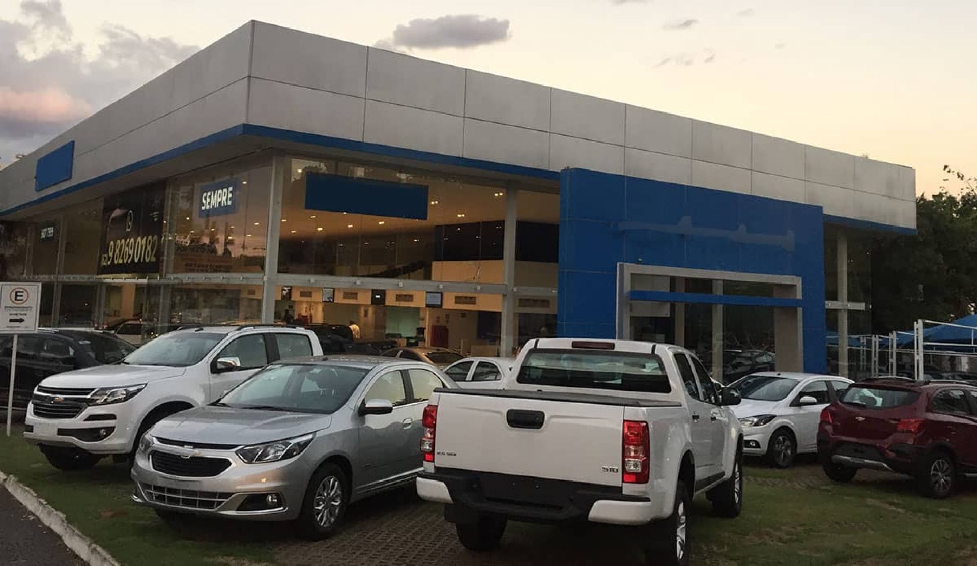 Robaron dinero en una agencia de autos