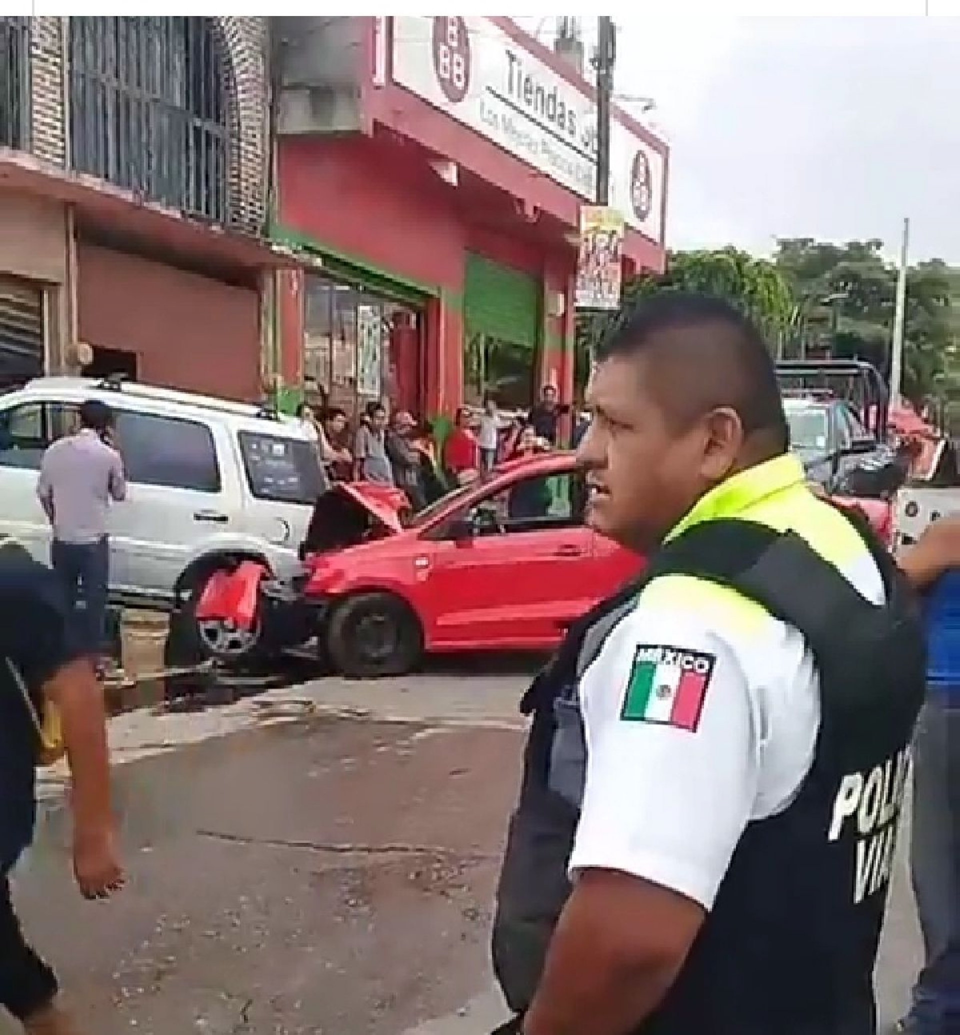 Terminó con su camioneta en un local