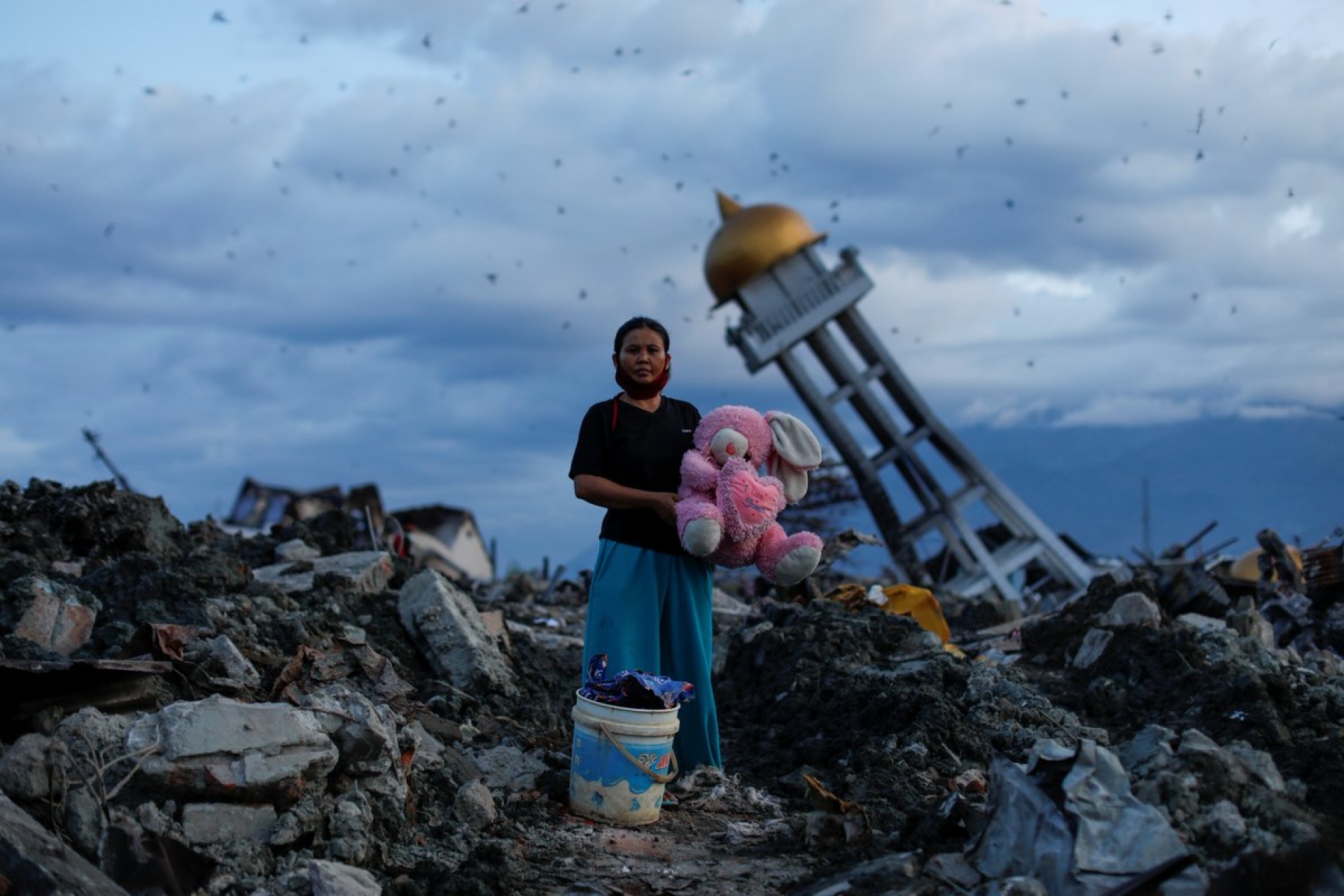 Cifra de fallecidos tras sismo y tsunami en Indonesia supera los 2000