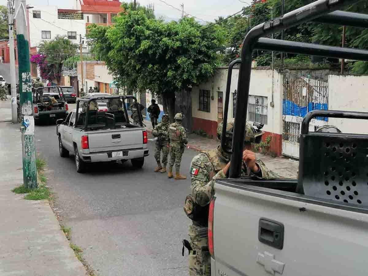 Catean casas en busca de un presunto líder criminal