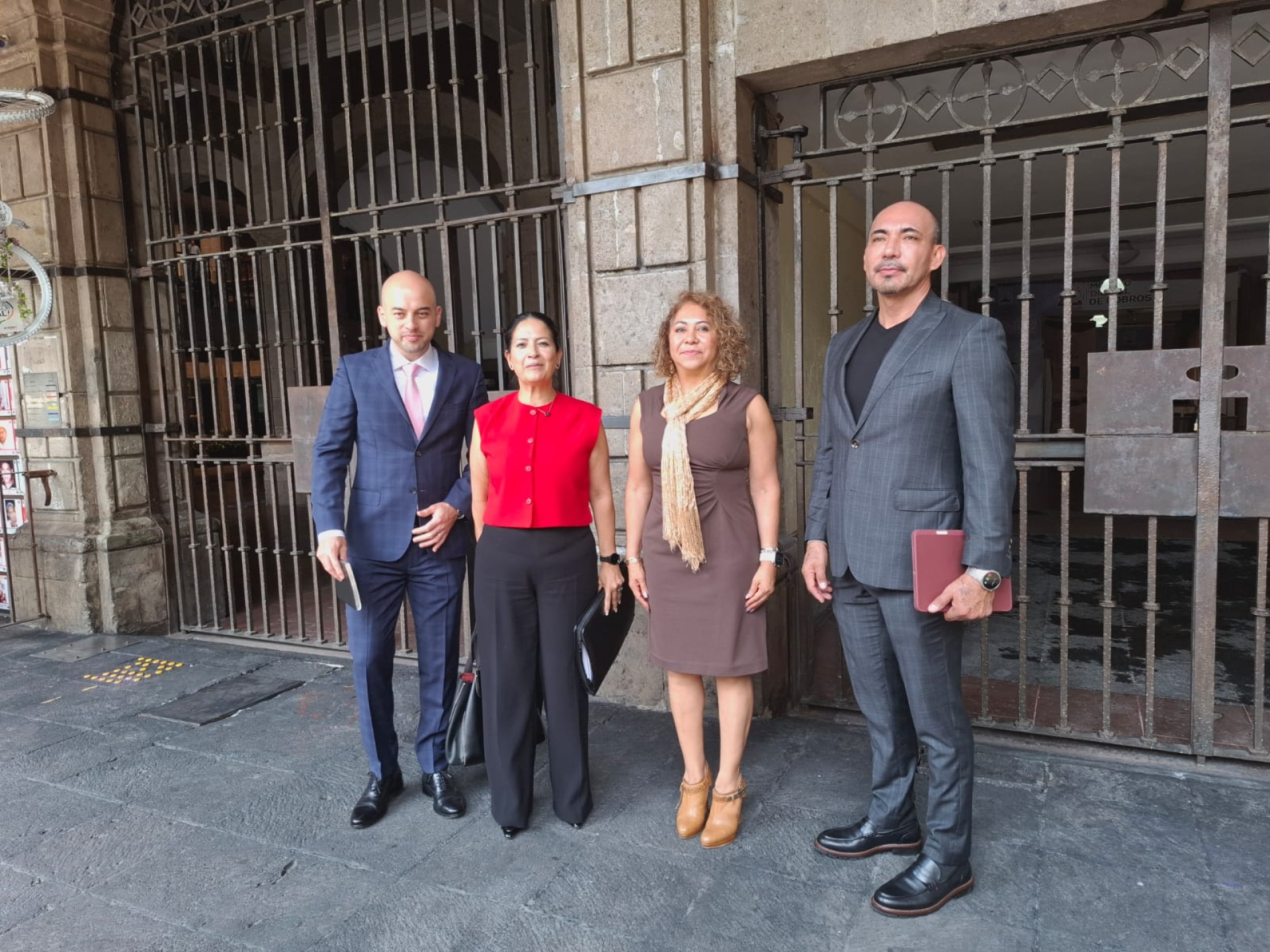 Revisan presupuesto 2025 en mesas de transición