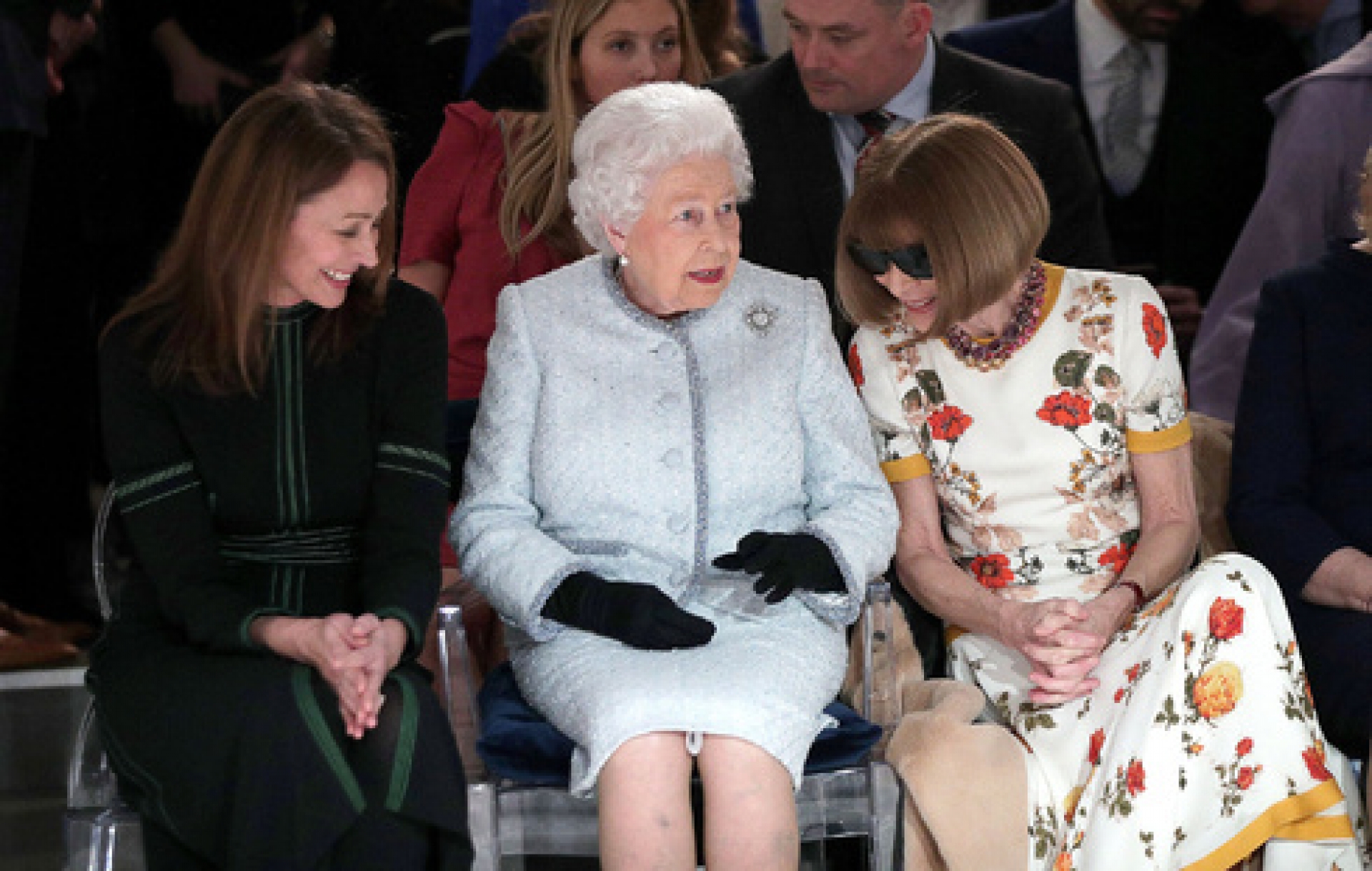 ¿Qué hace la reina Isabel de Inglaterra junto a Anna Wintour en 'front-row'?