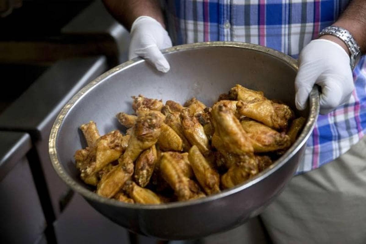 ¿Eres fan de las alitas de pollo? Esta noticia te va a "doler"