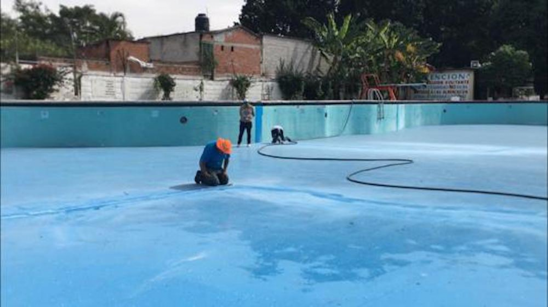 Reconstruyen áreas dañadas por sismo en el Balneario El Almeal